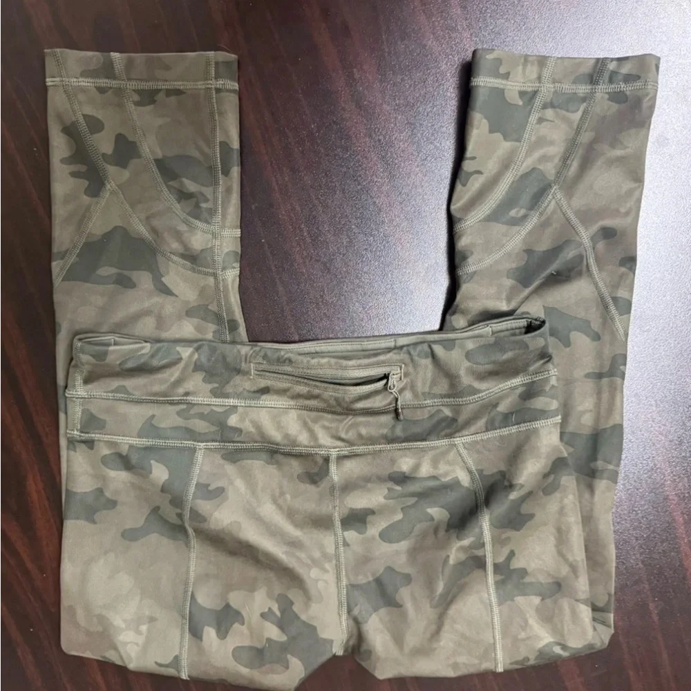 Lululemon sz 6 Camouflage capri Leggings - Picture 5 of 6